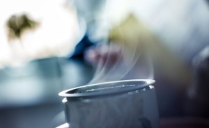 Une tasse de thé, herboristerie contre la grippe ou le rhume