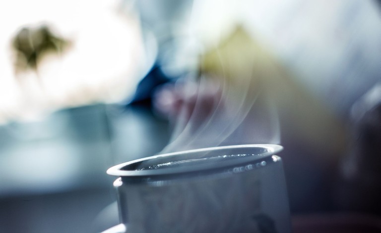 Une tasse de thé, herboristerie contre la grippe ou le rhume